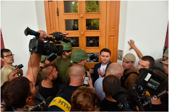 И пробиться в сессионный зал через цепи заградительных отрядов ему и группе журналистов удалось лишь благодаря подоспевшему на помощь руководителю полиции Дмитрию Головину
